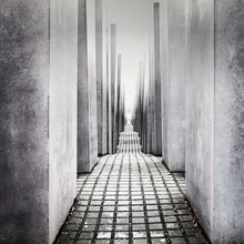 Wandbild von Gordon Gross: Feld mit Stehlen in sanften Grautönen
