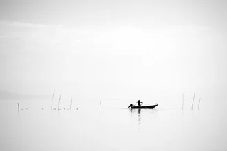 Fotokunst von Oliver Buchmann: Fischer im Nebel auf dem Lago Trasimeno