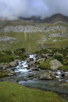 Fotokunst von Björn Groß: ruhige Berglandschaft mit Wasserlauf und sanften Hügeln
