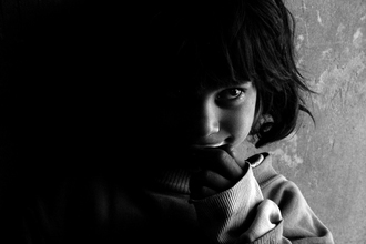 Rada Akbar, Unschuldige Augen