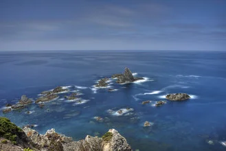 Fotokunst von Björn Groß: Klippen über dem ruhigen blauen Meer in Albanien