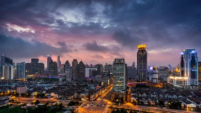 Fotokunst von Rob Smith: Stadtansicht von Shanghai bei Sonnenuntergang und Nachtbeleuchtung