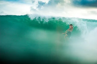 Surfing Bali - fotokunst von Lars Jacobsen