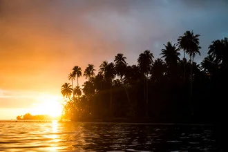 Fotokunst von Lars Jacobsen: Palmen und Sonnenuntergang am Strand von Tahiti