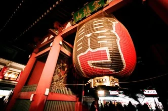 Fotokunst von Jim Delcid: friedlicher Blick auf den Asakusa-Tempel in Tokio, Japan.