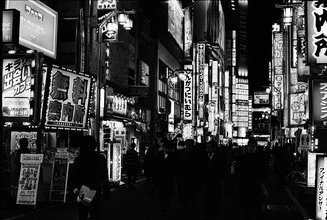 Fotokunst von Jim Delcid: lebendige Darstellung von Tokyos Kabukicho bei Nacht