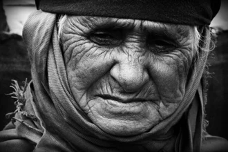 Fotokunst von Rada Akbar: Porträt einer alten Frau mit Falten und einem nachdenklichen Ausdruck.