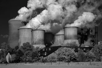 Fotokunst von Oliver Buchmann: Landschaft mit Kraftwerk in Schwarz-Weiß
