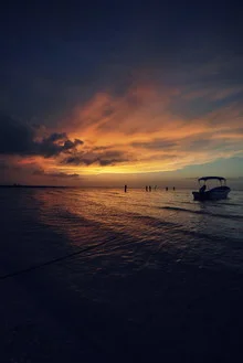 Fotokunst von Julia Hafenscher: Mexikanisches Fischerboot im Sonnenuntergang
