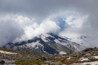 Fotokunst von Christian Schipflinger: sanfte Wolken über Berggipfeln in ruhiger Landschaft