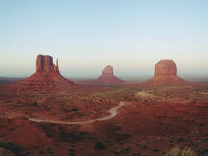 Fotokunst von Kevin Russ: ruhige Aufnahme des Monument Valley mit beeindruckenden Felsen