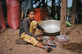 Fotokunst von Jim Delcid: Kind in der schwimmenden Gemeinde Kampong Phluck, Kambodscha.