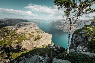 Fotokunst: Blick auf den Preikestolen mit Bergen und Fjord in Norwegen
