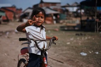 Fotokunst von Jim Delcid: Kinder in Kambodscha, lächelnd und voller Leben.