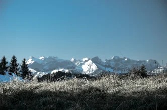 Fotokunst von Gabriele Spörl: Panorama mit sanften Wiesen und Bergen im Hintergrund