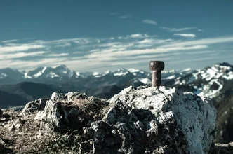 Fotokunst von Gabriele Spörl: Blick auf schneebedeckte Berge und Wolken im blauen Himmel