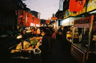 Fotokunst von Jim Delcid: nächtlicher Markt in Taipei, lebendige Farben und geschäftige Atmosphäre