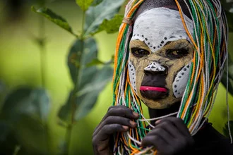 Fotokunst von Miro May: Suri-Frau im Dschungel mit traditionellem Bodypainting.