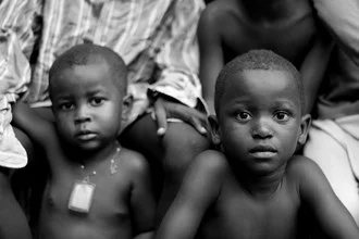 Fotokunst von Tom Sabbadini: Zwei Brüder in Freetown, fröhliche Kinder mit Lächeln.