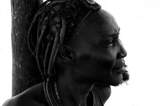 Porträt einer Himba-Frau aus Sambia mit traditioneller Kleidung und Schmuck
