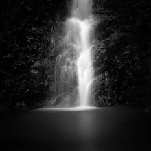 Fotokunst von How Pin Tang: Langzeitbelichtung eines Wasserfalls in Schwarz-Weiß