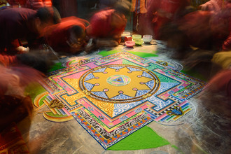 Dirk Steuerwald, Buddhistische Mönche erschaffen ein Sandmandala (Nepal, Asien)