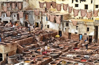 Fotokunst von Renate Reichert: Farbenfrohe Darstellung des Gerberviertels in Fes