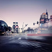 Fotokunst von Ronny Ritschel: lebendige Straßenansicht von Las Vegas im Morgenlicht