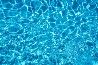 Abstrakte Darstellung von Wasseroberflächen in sanften Blautönen.