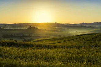 Fotokunst von Daniel Schoenen: sanfte Hügel der Toskana im Morgenlicht