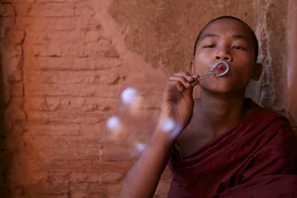 Bubble making monk, Myanmar - fotokunst von Christina Feldt