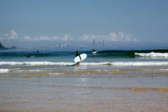 Fotokunst von Conny Uhlhorn: Surfer genießen die Wellen am Currumbin Beach in Queensland.