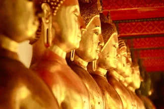 Fotokunst von Jelka Greiner: goldene Buddha-Statuen in einem Tempel in Thailand