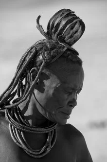 Fotokunst von Nicole Cambré: Portrait einer Himba-Frau in traditioneller Kleidung