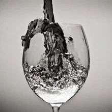 Fotokunst: Wassertröpfchen in Bewegung, schwarz-weiß, sanfte Stimmung