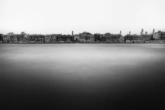 Fotokunst von Hannes Ka: sanfte Langzeitbelichtung von Venedig in Schwarz-Weiß