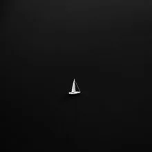 Schwarz-weiß Fotografie eines Segelboots auf einem ruhigen See
