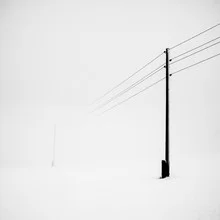 Fotokunst von Hannes Ka: minimalistische Landschaft mit Nebel und Stromleitungen