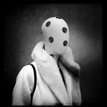 Fotokunst von Frank Wöllnitz: surrealistische Darstellung einer wartenden Puppe