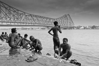 Fotokunst von Florian Schmale: Leben unter der Brücke in Kalkutta, Indien.