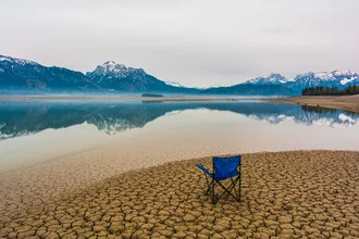 Fotokunst von Martin Wasilewski: ruhiger Morgen am Forggensee mit sanften Bergen im Hintergrund