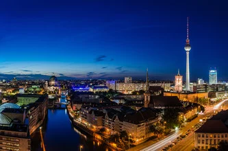 Fotokunst von Jean Claude Castor: Berliner Skyline zur blauen Stunde am Spreeufer