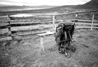 Fotokunst von Christian Kluge: Panoramaaufnahme der norwegischen Berge mit einem Rucksack.