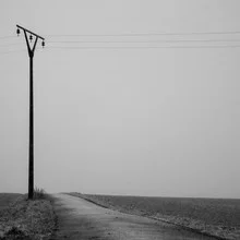 Fotokunst von Boris Wiebe: Strommast in winterlicher Landschaft mit Schneeregen