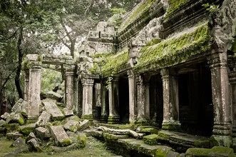 Fotokunst von Staffan Scherz: Tempel mit verwachsenen Baumwurzeln in Kambodscha