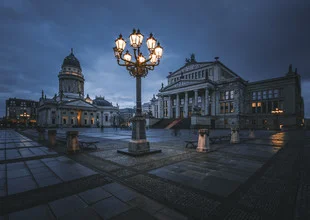 Wunderschöne Aufnahme des Gendarmenmarkts in Berlin während der blauen Stunde.