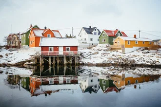 Fotokunst von Torsten Muehlbacher: farbenfrohes Winterdorf in Norwegen