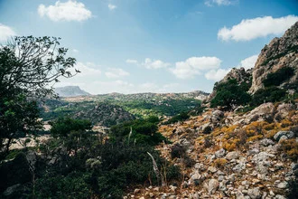 Fotokunst von Dennis F. Arnold: Tsambika Berg in Griechenland, ruhige Naturaufnahme