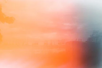 Fotokunst von Dennis F. Arnold: Hamburger Hafen bei Sonnenuntergang, ruhige Atmosphäre.