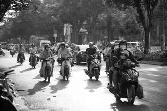 Schwarz-weiß Fotografie eines Motorrads im Straßenverkehr von Dominik Oßwald